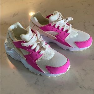 ❌🚫SOLD🚫❌ NWOT pink n white NIKE rare huarache